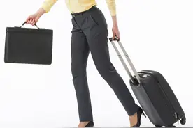 "借调"用英语怎么说？一个非常简单又非常熟悉的词图片