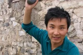 歌唱家刘和刚：全村资助，给蒋大为下跪，亲生父亲在小区看大门图片