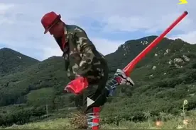 赵四扮演者刘小光单腿踩高跷，差点误触高压线，重蹈宏楠式的悲剧图片