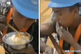 高空作业，电工饭盒意外坠落，舔舐胳膊残留饭粒，让人心如刀割图片