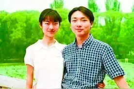 新闻联播主持人康辉，结婚22年至今没孩子，婚姻却很幸福图片