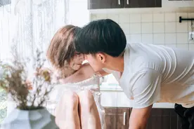 小说：小5岁帅哥向我表白，被他骤然吻住后，我招架不住怦然心动图片