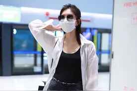 美得不像话！江疏影穿搭黑色吊带外加防晒衣，画中走出来的女人图片