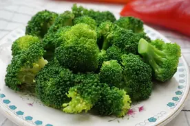 炒西兰花，有人焯水、有人直接炒，都不对！教你正确的做法，好吃图片