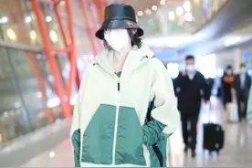 黄梦莹穿米绿色拼接外套现身机场，头戴皮质渔夫帽气质非凡图片