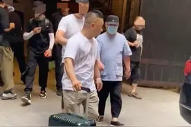 郭德纲爱徒高鹤彩太孝顺！专车接送师傅出行，行李都不让师傅碰图片
