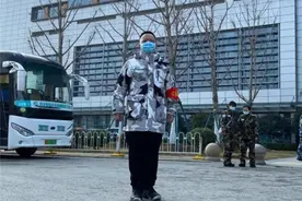 这位抗“疫”大夫有点儿秀，能给身边人带节奏图片