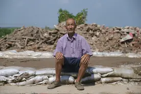 湖北8旬老人熟睡中听到水声，1小时后他的房屋被拆，啥情况图片