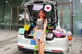地摊生意火了，湖南长沙美女开豪车卖货，网友：有钱人都这么拼吗图片
