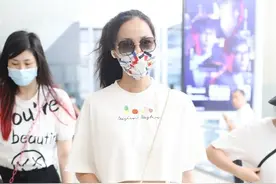 韩雪现身机场，穿搭白色露脐装搭白长裤，一袭穿搭干净利索图片