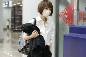 鲁豫总是干练十足！白色衬衣搭配黑色裤子，短发依旧增加魅力图片