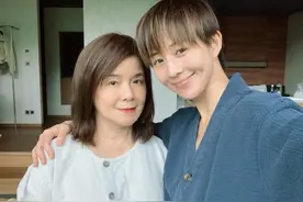 张钧甯携妈妈爬山游泳健身，她罕见剪短发，66岁作家妈妈像40岁图片