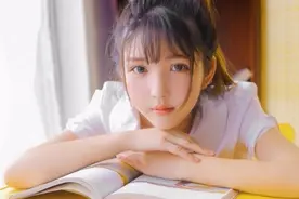 身穿校园制服的清纯学生妹,透露青春少女气息，被她的气质所迷倒图片