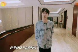 王一博自揭《有翡》剧组生活，每天开工12小时，和胡兵拔鼻毛逗乐图片