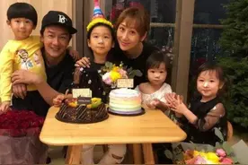 陈浩民自嘲孩子少，直言想晒都凑不够九宫格，妻子霸气回应再生图片