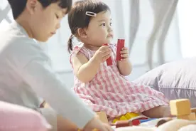 1~2岁的宝宝有这些表现，说明发育得很好！快对比一下图片