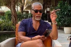 57岁张耀扬弃影从商，与安以轩丈夫做博彩，头发花白老板范十足图片