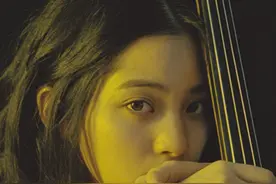 少女与大提琴的午后！欧阳娜娜身穿吊带裙，艺术氛围满满图片