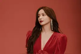 “知否盛墨兰”施诗好迷人，穿丝绒开叉裙温婉妩媚，这腿长没白长图片