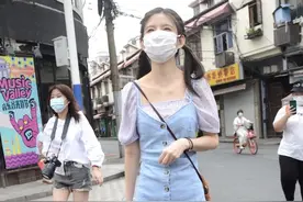 林思意这穿搭为何这么可爱？牛仔吊带裙+泡泡袖衬衫，少女感十足图片