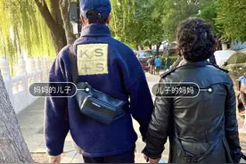 陈坤与妈妈牵手逛街，撒娇称俩人是好朋友，连走路姿势都一模一样图片