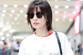 吴昕剪了短发气质更加分，穿白T恤配半身裙，高级感甩别人几条街图片