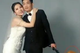 情侣带着金毛拍婚纱照，这货却一直故意不配合：踢翻这碗狗粮图片