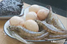 鲜虾别只会白灼，加5个蛋做一盘，口感酥嫩好吃，咬上一口满嘴香图片