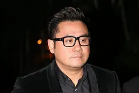 麦长青新店被淋红油声称不知情，开店仅三个月，两度创业屡遇挫折图片
