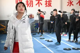 1女教练手拿“棍子”赶学生跑步，“敲打教学”赢得叫好声图片