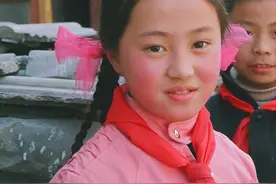 八十年代北京王府井小学，天真无邪的少先队员，美好的学生时代图片