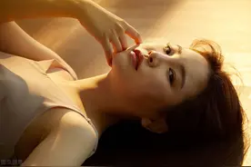 女儿初次来月经被吓哭，聪明的妈妈这样回答，女儿破涕为笑图片
