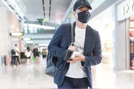 王耀庆现身机场，因拍戏被称为“千面型男”，一袭西装依旧帅气图片