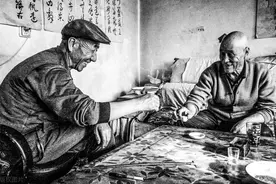 父亲喝酒记：朋友来家时喝高档酒，可父亲去朋友家喝的却是低档酒图片