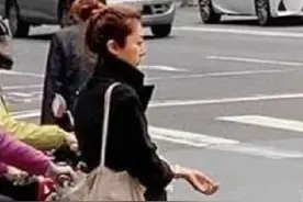 陈绮贞不伦恋风波后首现身，独自一人逛大街，双颊凹陷神情落寞图片