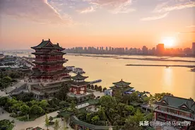 网友实拍江西南昌订婚现场，桌上堆满现金，女孩感动得热泪盈眶图片