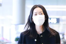 不要再把上衣塞进裤子里了，学会刘雯上衣打结的方法让你瘦成超模图片