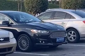 北京最牛车牌现身国外，还挂在蒙迪欧上，网友：不是套牌就是P的图片