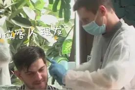 理发师挑战48小时剃头马拉松，全程站立无休无眠为近百人理发图片