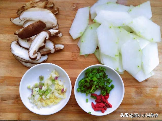 天冷了，家人最爱这道低脂汤，好喝不油腻，热热乎乎的，喝着舒服