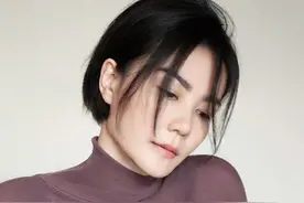 51岁王菲真会穿，透视针织衫配阔腿裤随性又高级，气质韵味十足图片