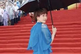 “马伊琍”越高调越惊艳，穿蓝色蛋糕裙走红毯，回眸一笑真养眼图片