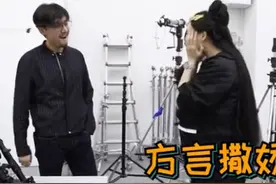 胡歌探班唐嫣，36岁唐嫣害羞尖叫一直捂脸，12年友情惹人羡图片