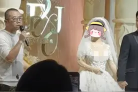 43岁涂磊现身婚礼走穴，现场氛围太严肃，网友：司庆不如撒贝宁图片