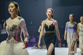 实拍国际模特大赛现场，数十位00后佳丽秀优美身材，现场晃眼睛图片