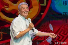 小品《卖车》赵本山搭档范伟，忽悠买轮椅，全程都是笑点，太逗了图片