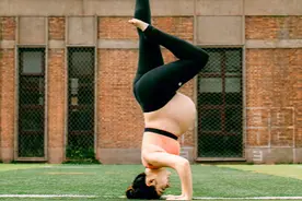 刘璇挺着孕妇肚玩倒立，没怀孕的都不敢这么玩，她胆子真大图片