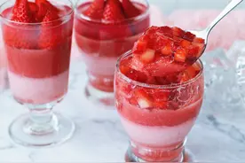 四种材料，十分钟，三种口味的草莓果冻做起来，清凉解暑又美味图片