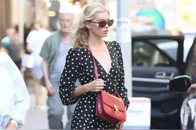 职场女性告别纯色搭配，在服饰中加入“波点元素”，减龄又复古图片