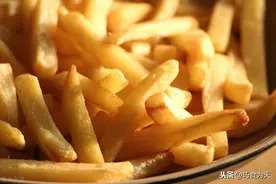 炸土豆还在蘸番茄酱吗，加上蛋黄口感会更丰富，香浓美味太好吃了图片